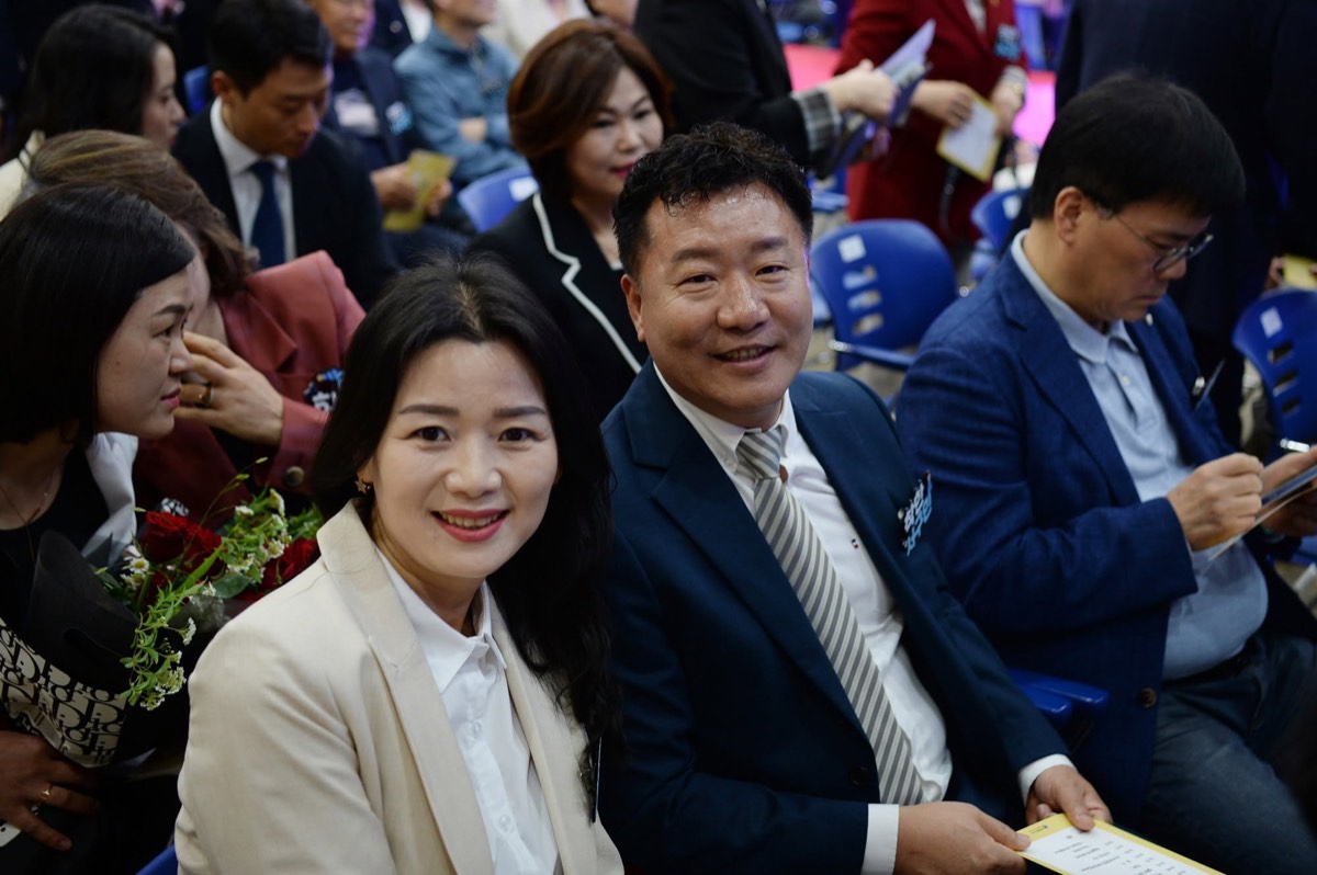 지역 행사에서 주민과 함께한 김훈중